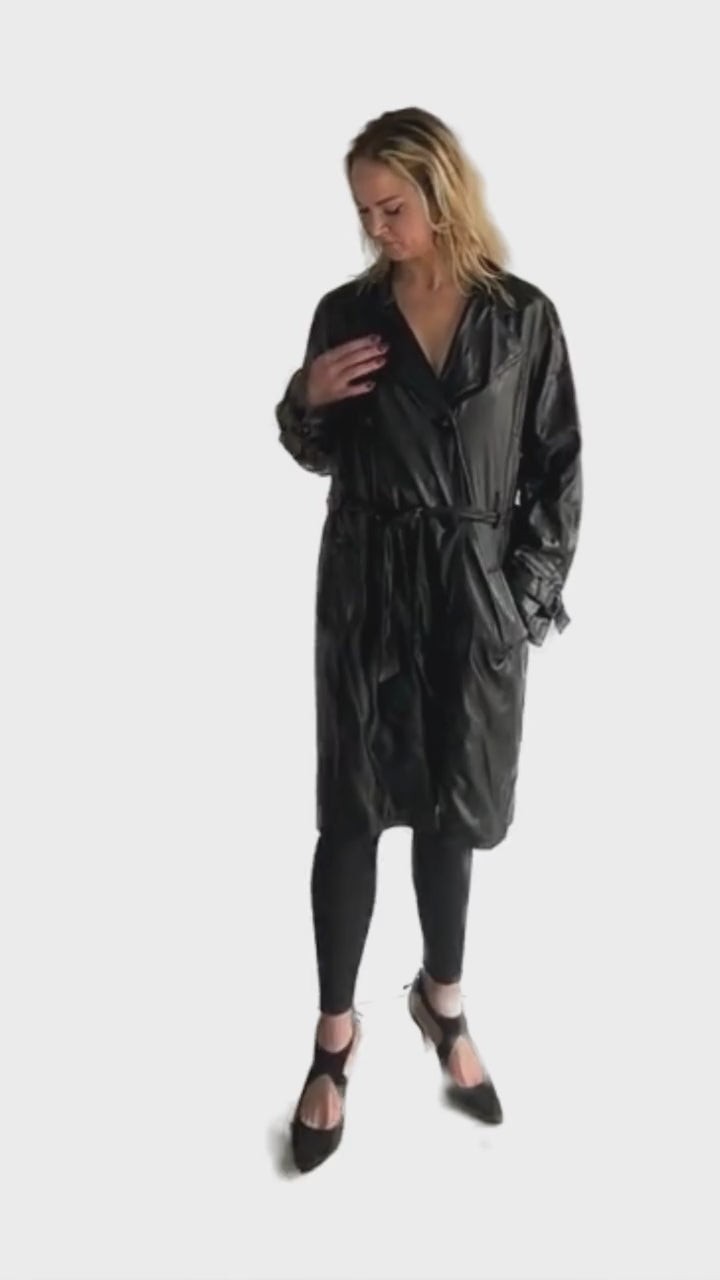 Load and play video in Gallery viewer, Anne Klein 70&amp;#39;s Raincoat Black Size 1X SKU 000104
