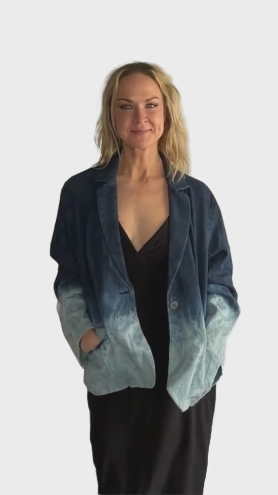 Load and play video in Gallery viewer, Chico&amp;#39;s Women&amp;#39;s Blazer Shades of Blue Size XL SKU 000305-5
