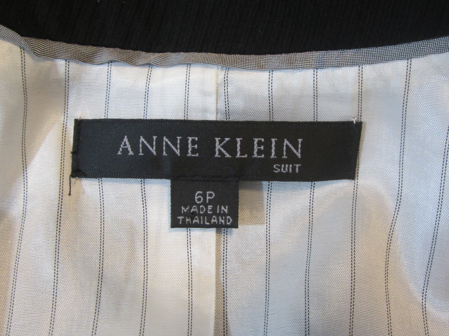 Load image into Gallery viewer, Anne Klein 70&amp;#39;s Black Blazer Size Size 6P SKU 000286-3
