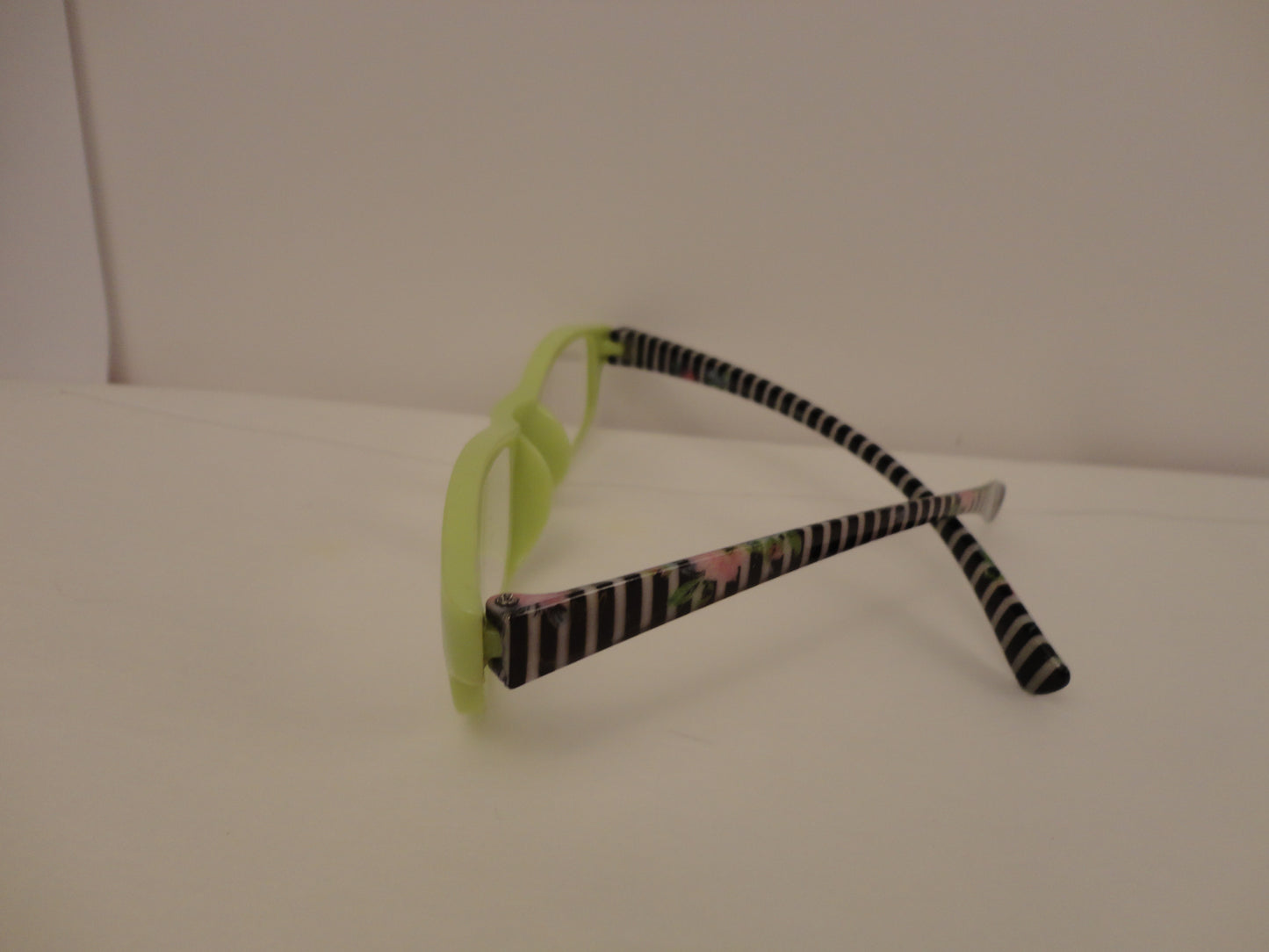 Readers Light Lime Green NWT SKU 275-1