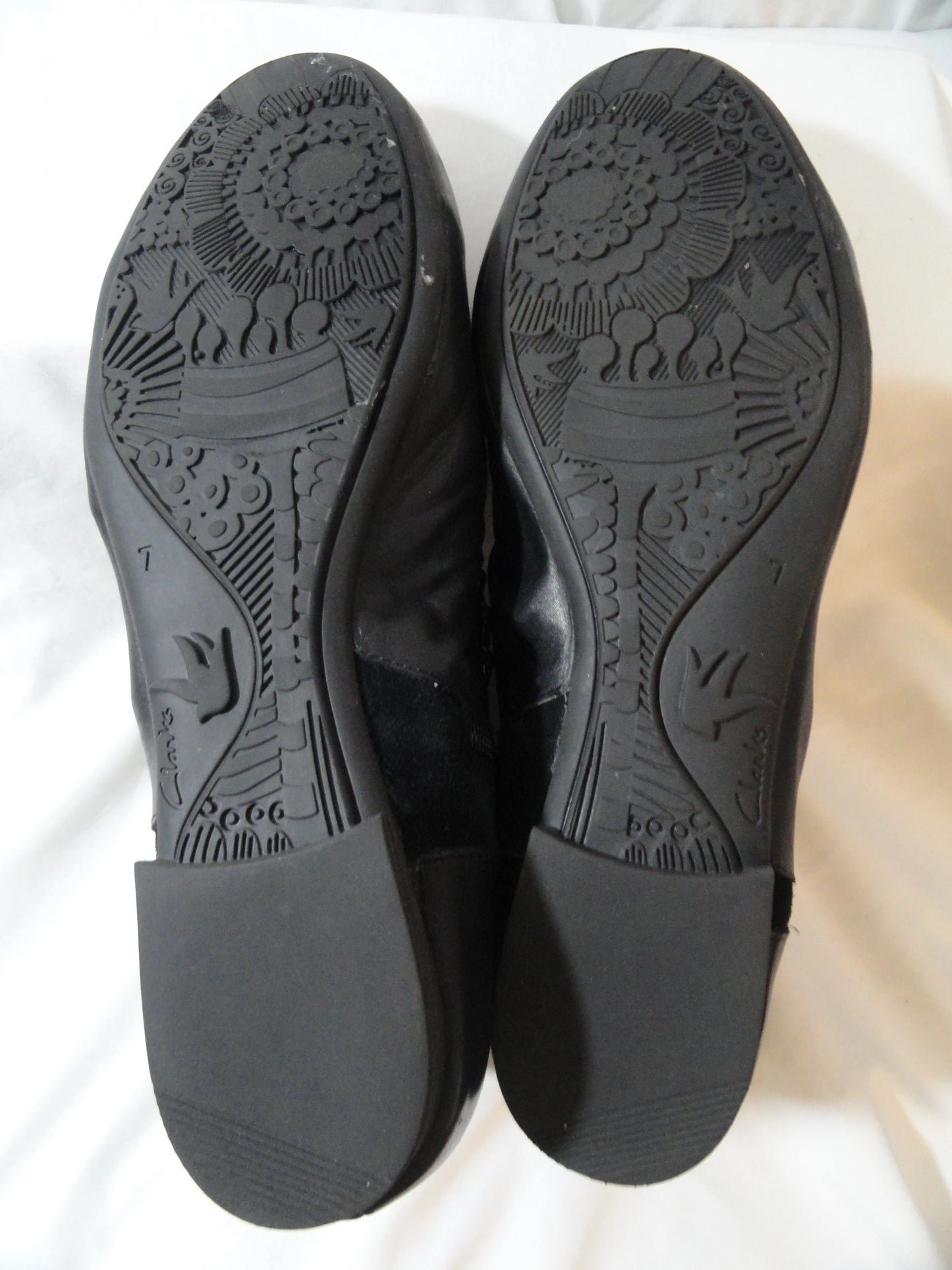 Load image into Gallery viewer, Clarks Black Booties Size 7R SKU 000098
