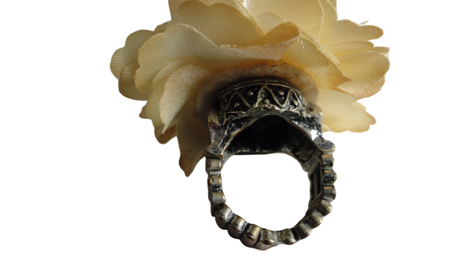 Ring Flower Gold Tinged Ivory (SKU 004000-33)
