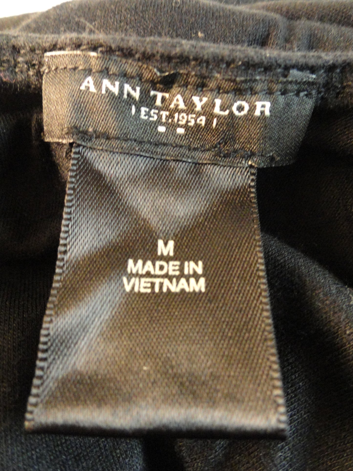 Ann Taylor Black Sleeveless Top Size Medium (SKU 000051)